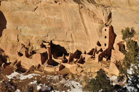 Ruínas pueblas nas encostas de pedra do Mesa Verde National Park, no Colorado, nos Estados Unidos